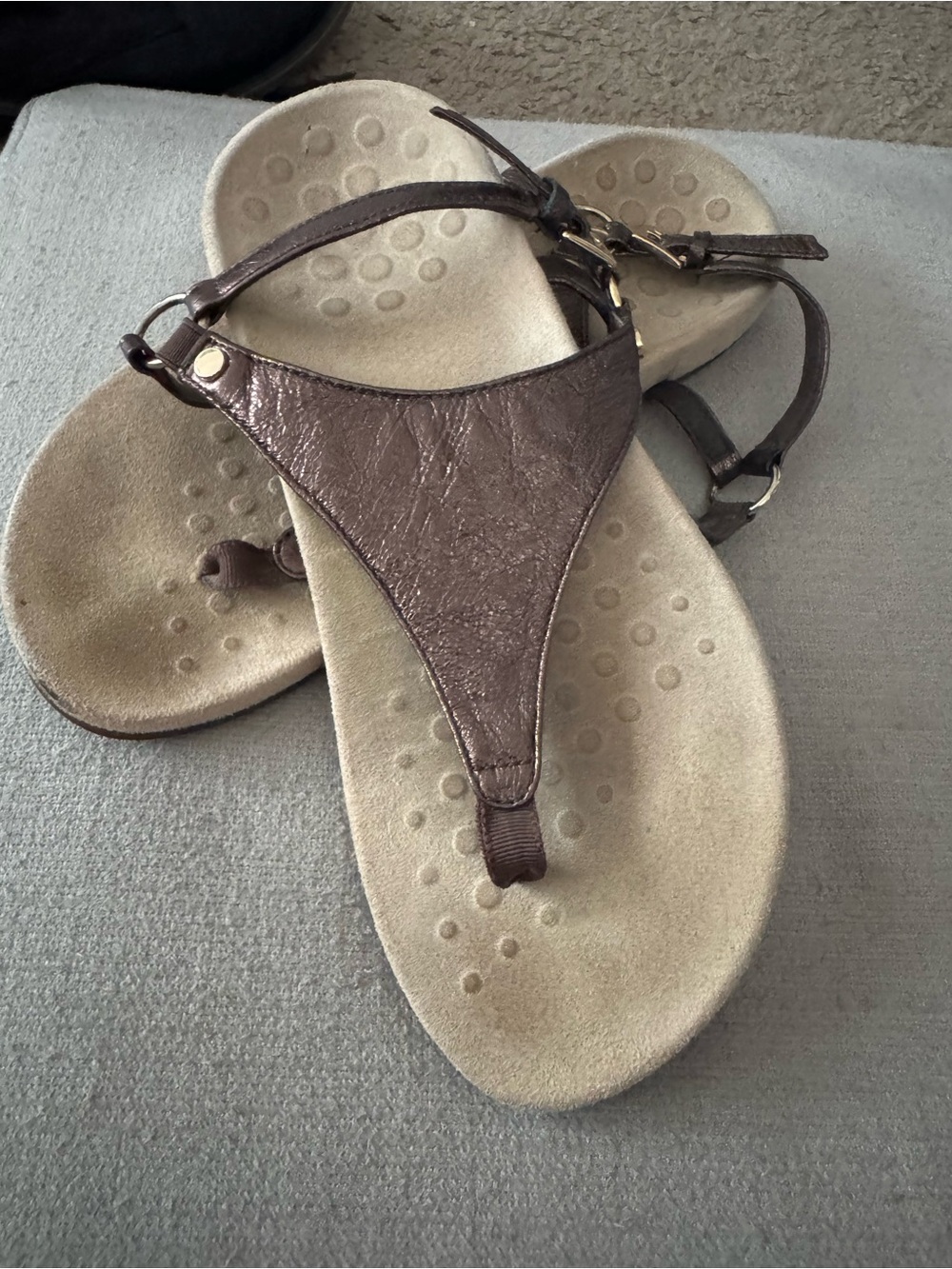 Vionic Women's Brown Leather-Look Thong Sandals